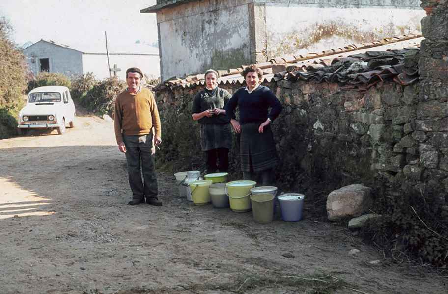 Entrega do leite en cubos. Carballo (A Coruña), 1981_2