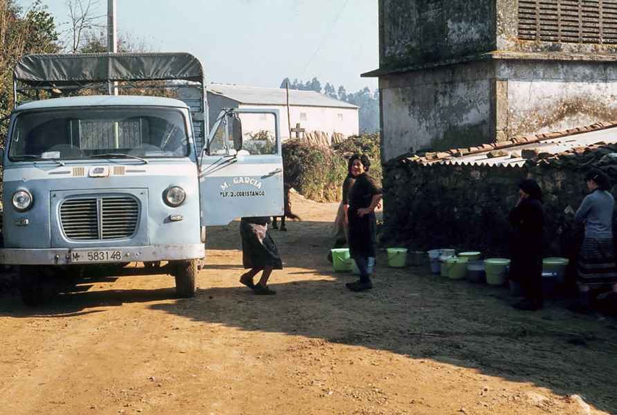 Entrega do leite en cubos. Carballo (A Coruña), 1981
